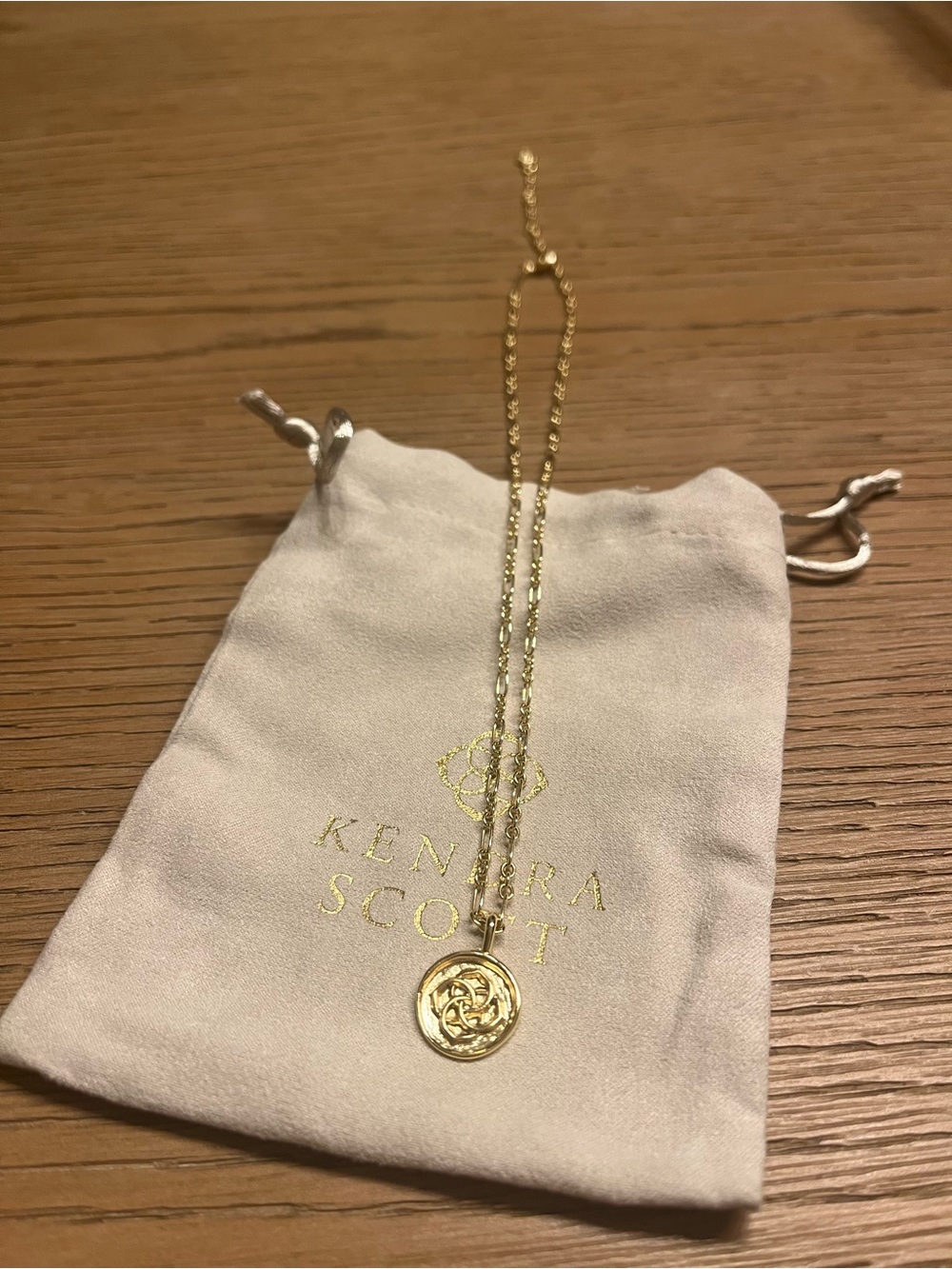 Kendra Scott Gold Medallion Pendant Necklace (NWOT)